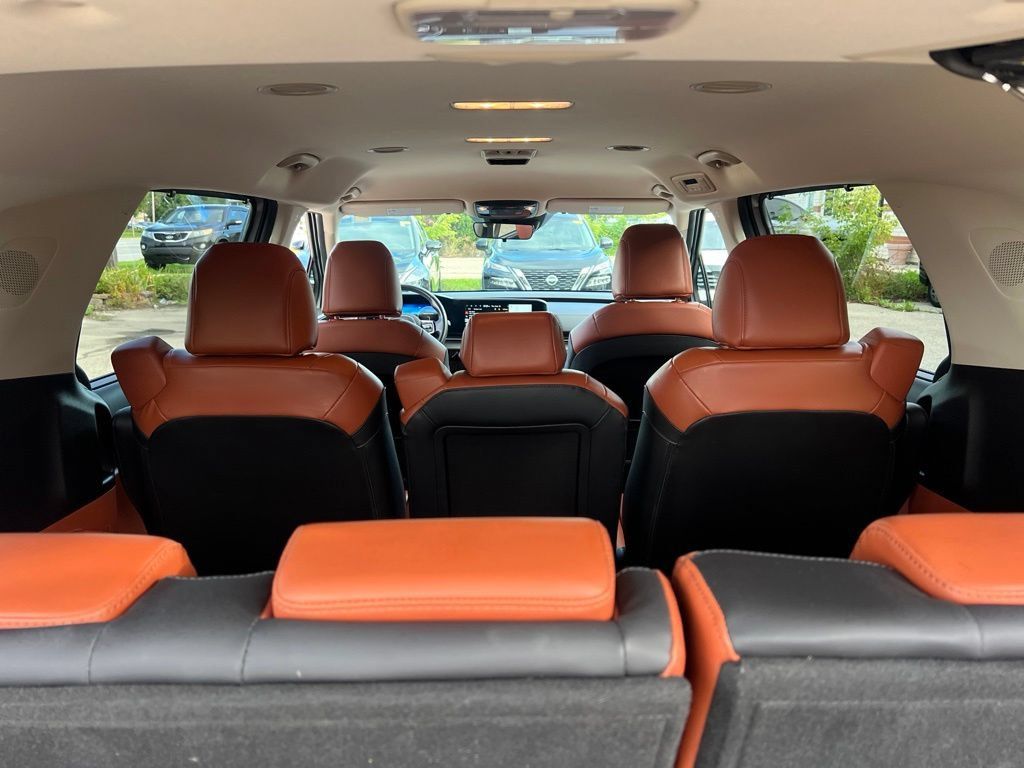Certified 2023 Kia Carnival SX FWD image 11