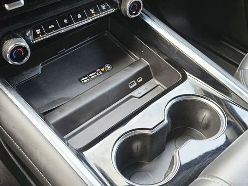 Used 2025 Chevrolet Suburban Z71 image 25