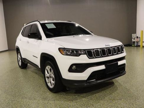 Used 2025 Jeep Compass Latitude AWD/4WD image 1