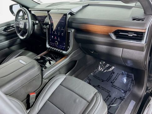 Used 2025 GMC Yukon XL Denali AWD/4WD image 31