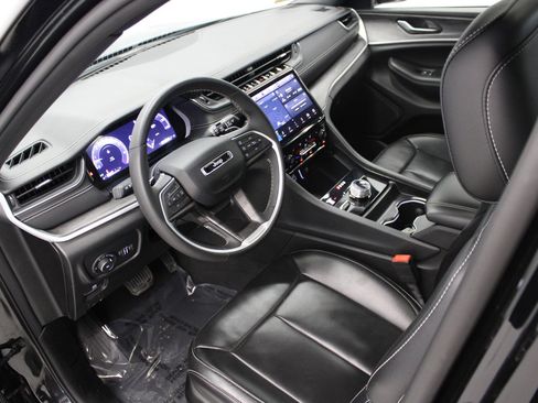 Used 2024 Jeep Grand Cherokee L Limited w/ Luxury Tech Group II image 16