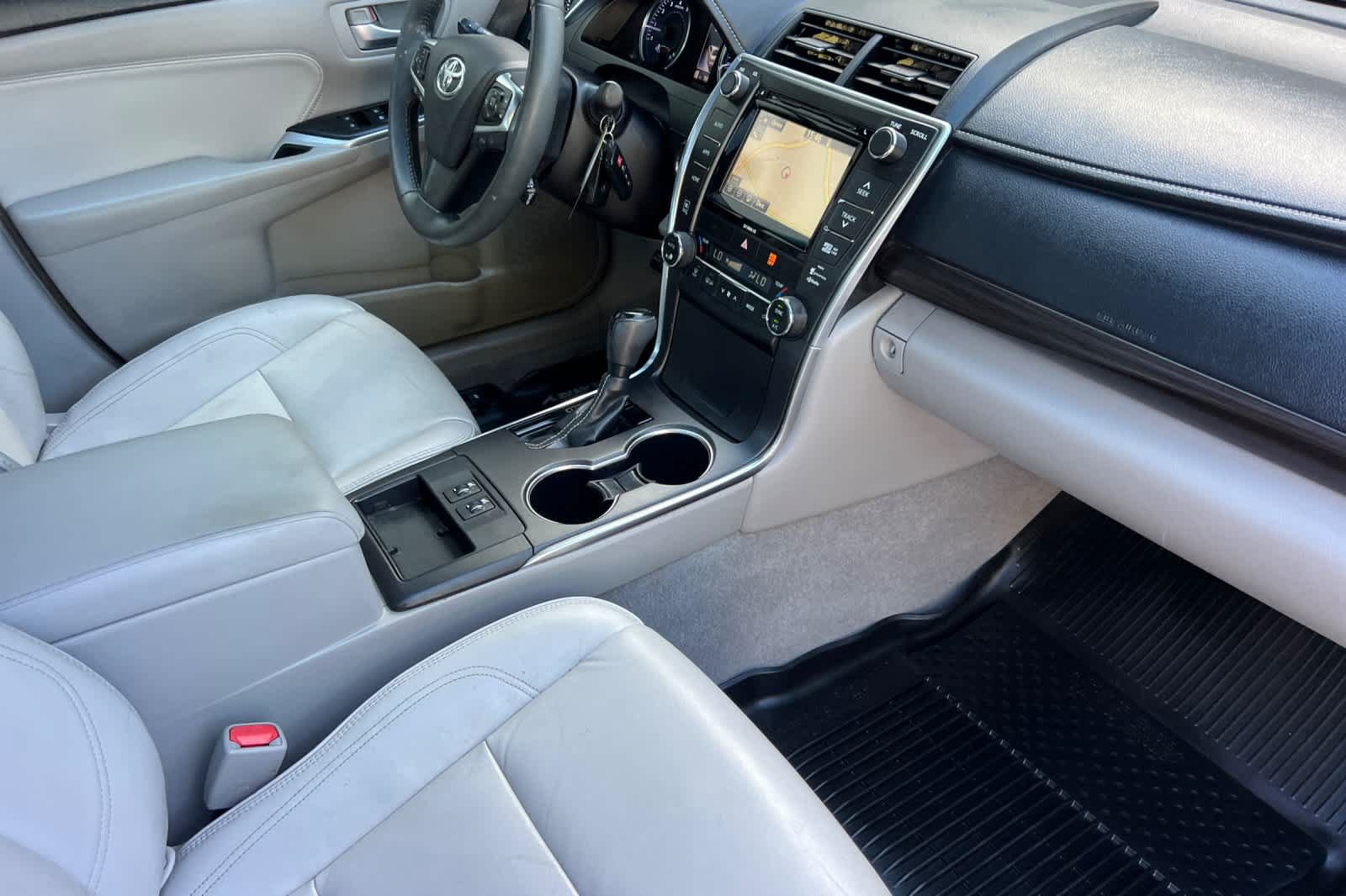 Used 2017 Toyota Camry XLE w/ Moonroof Package FWD image 16