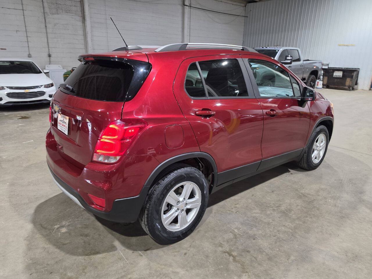 Used 2021 Chevrolet Trax LT w/ LT Convenience Package AWD/4WD image 11
