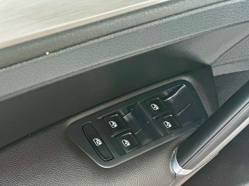 Used 2017 Volkswagen Golf Wolfsburg Edition image 20