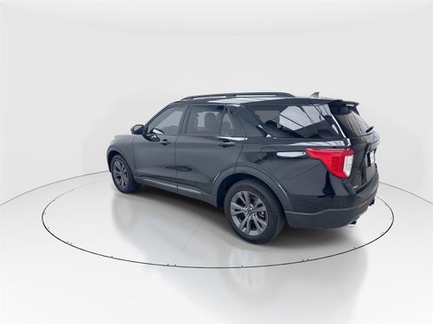 Used 2022 Ford Explorer XLT w/ Equipment Group 202A image 6