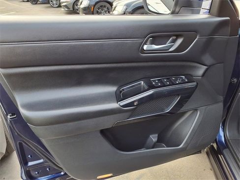 Used 2022 Nissan Pathfinder SV image 12