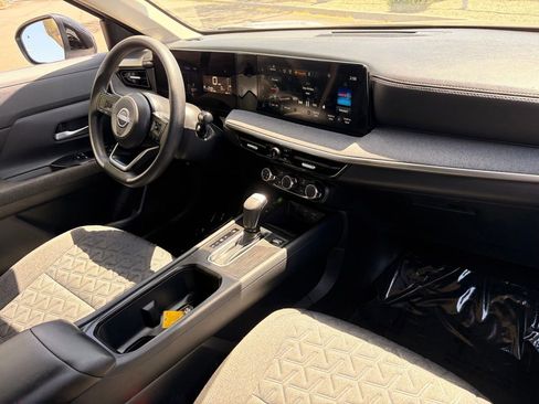 Used 2025 Nissan Kicks SV w/ Illumination Package FWD image 13