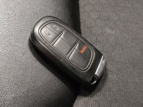 Used 2019 Jeep Cherokee Latitude Plus FWD image 32