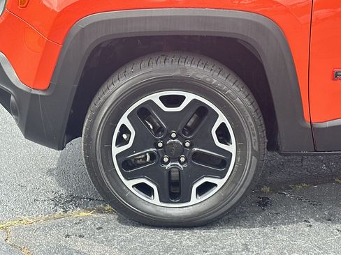 Used 2017 Jeep Renegade Trailhawk w/ Premium Trailhawk Package AWD/4WD image 11