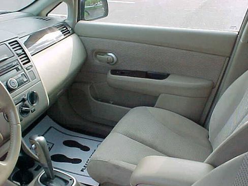 Used 2011 Nissan Versa Hatchback w/ Premium Pkg FWD image 16
