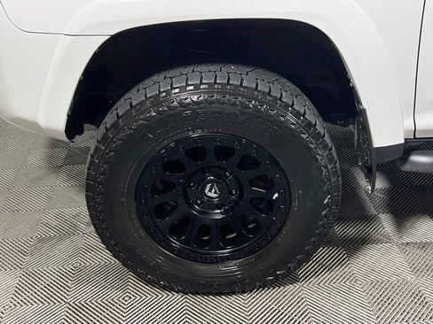 Certified 2018 Toyota 4Runner SR5 AWD/4WD image 27
