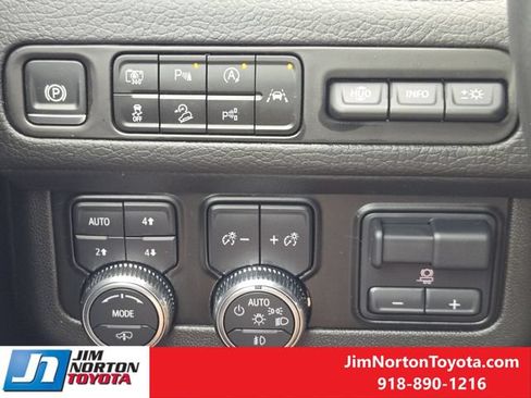 Used 2024 GMC Yukon Denali w/ Advanced Technology Package AWD/4WD image 25