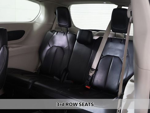 Used 2023 Chrysler Pacifica Touring-L FWD image 8