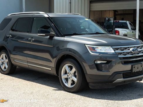 Used 2018 Ford Explorer XLT w/ Equipment Group 201A FWD image 3