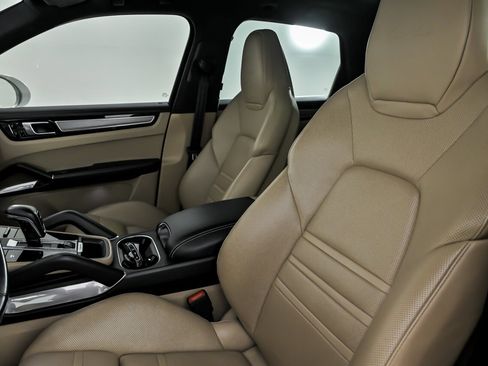 Used 2019 Porsche Cayenne Turbo image 23