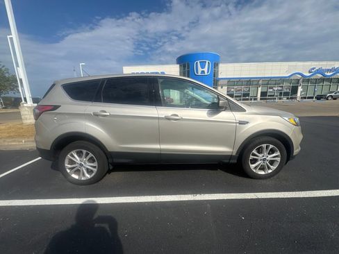 Used 2017 Ford Escape SE FWD image 3