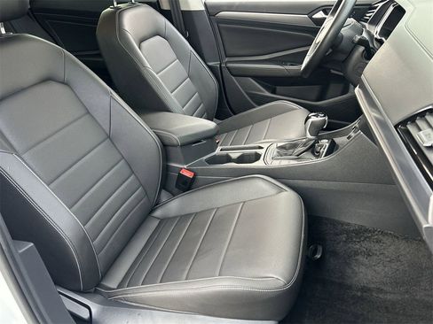 Certified 2024 Volkswagen Jetta SE w/ Panoramic Sunroof Package image 8