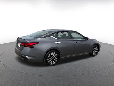Used 2025 Nissan Altima 2.5 SV FWD image 14