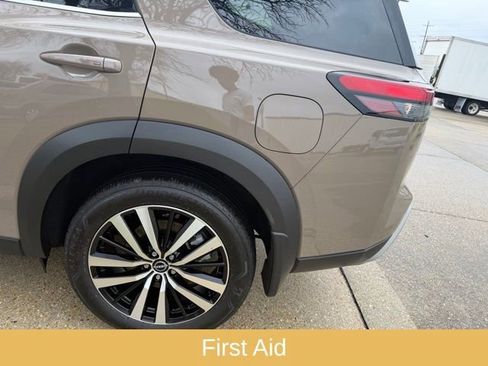 Used 2025 Nissan Pathfinder Platinum image 16