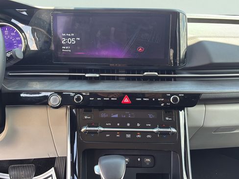 Used 2024 Kia Carnival EX FWD image 20