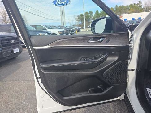 Used 2024 Jeep Grand Cherokee L Limited w/ Black Appearance Package image 5