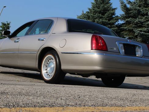 Used 2002 Lincoln Town Car Executive RWD image 25