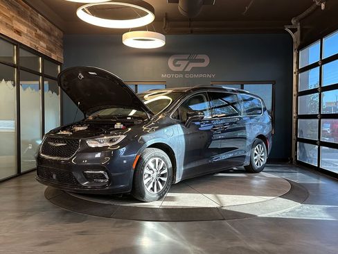 Used 2021 Chrysler Pacifica Touring-L FWD image 25