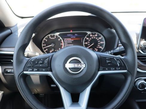 Used 2025 Nissan Altima 2.5 SV FWD image 17