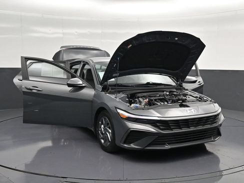 Used 2024 Hyundai Elantra SEL FWD image 35