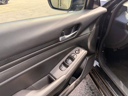 Used 2024 Nissan Altima 2.5 SV image 11