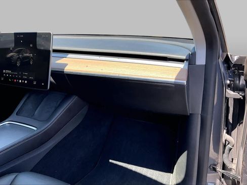 Used 2022 Tesla Model Y Long Range AWD/4WD image 18