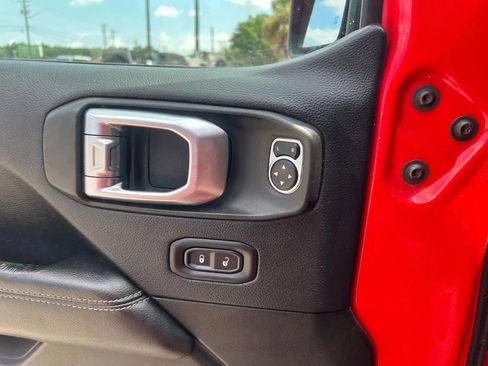 Used 2018 Jeep Wrangler Unlimited Sahara image 25