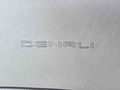Used 2021 GMC Yukon Denali w/ Denali Premium Package image 8