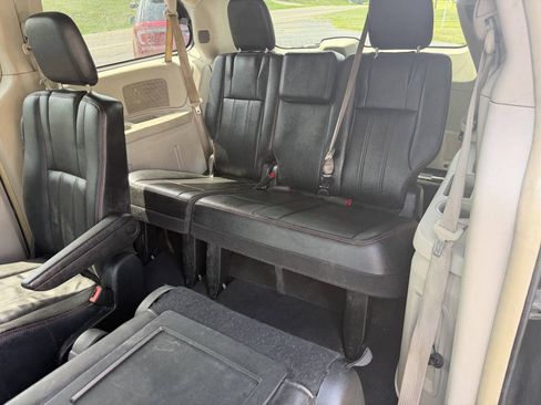 Used 2011 Dodge Grand Caravan Crew w/ Entertainment Group 1 FWD image 12