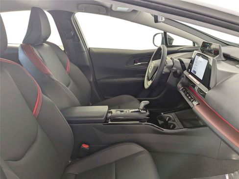 Used 2025 Toyota Prius Plug-In Hybrid FWD image 31