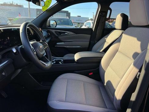 Certified 2025 Chevrolet Traverse LT FWD image 17