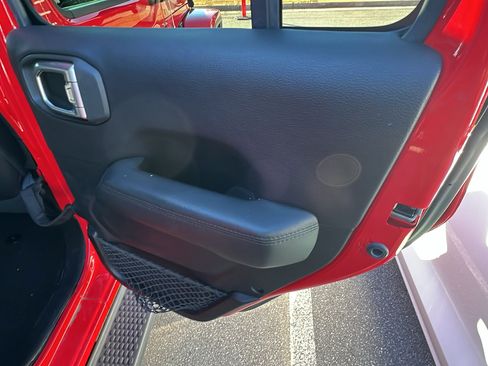 Used 2019 Jeep Wrangler Unlimited Sahara image 18