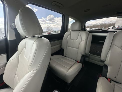 Used 2024 Kia Telluride EX w/ EX Captain's Chair Package image 12