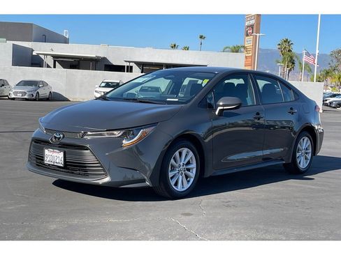 Used 2025 Toyota Corolla LE image 2