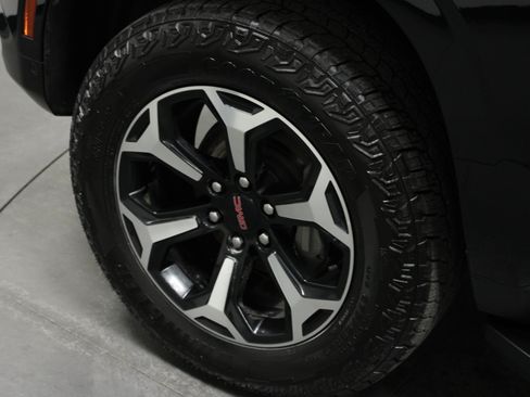 Used 2025 GMC Yukon XL AT4 AWD/4WD image 10