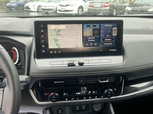 Used 2025 Nissan Rogue SL AWD/4WD image 21