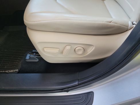 Used 2020 Toyota Highlander XLE image 28