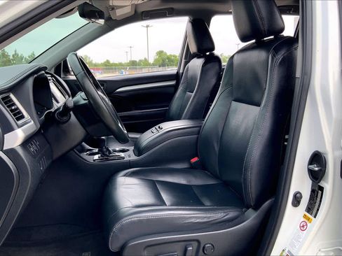 Used 2019 Toyota Highlander XLE FWD image 8