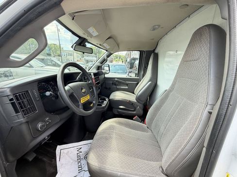 Used 2021 Chevrolet Express 3500 RWD image 16