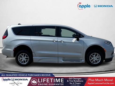 Used 2026 Chrysler Pacifica Select FWD image 2