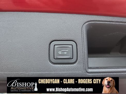 Used 2024 GMC Terrain SLE w/ Driver Convenience Package image 16