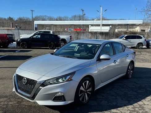 Used 2022 Nissan Altima 2.5 SV w/ SV Premium Package image 1