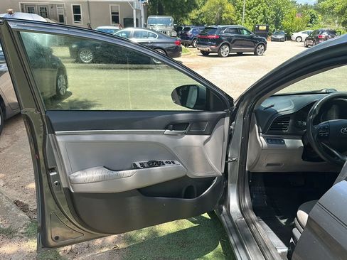 Used 2019 Hyundai Elantra SE FWD image 14