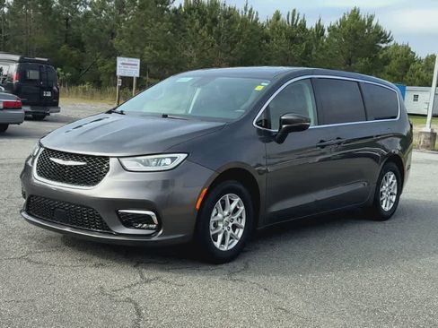Used 2023 Chrysler Pacifica Touring-L FWD image 4