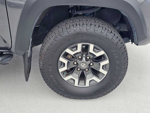Used 2019 Toyota Tacoma TRD Off-Road w/ Technology Package AWD/4WD image 9